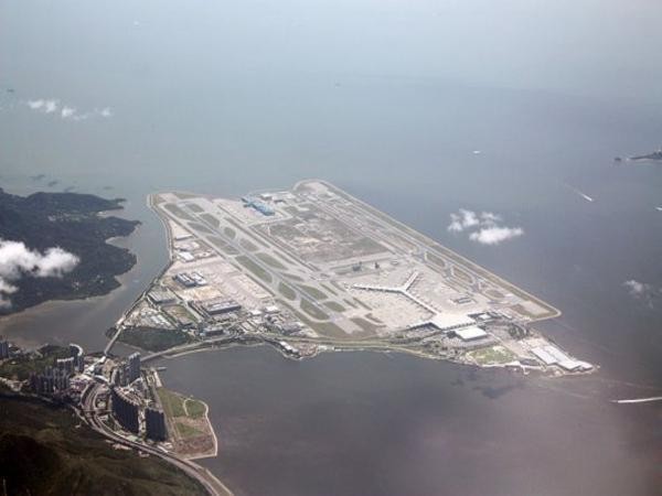 Sân bay quốc tế Hong Kong Sân bay quốc tế Hong Kong mở cửa vào tháng 7 năm 1998 trên hòn đảo nhân tạo Chek Lap Kok. Phải mất 6 năm và tốn tới 20 tỷ USD để xây dựng công trình này giúp diện tích Hong Kong tăng 1%. Đây là sân bay bận rộn thứ 3 thế giới, phục vụ 53 triệu hành khách năm 2011.